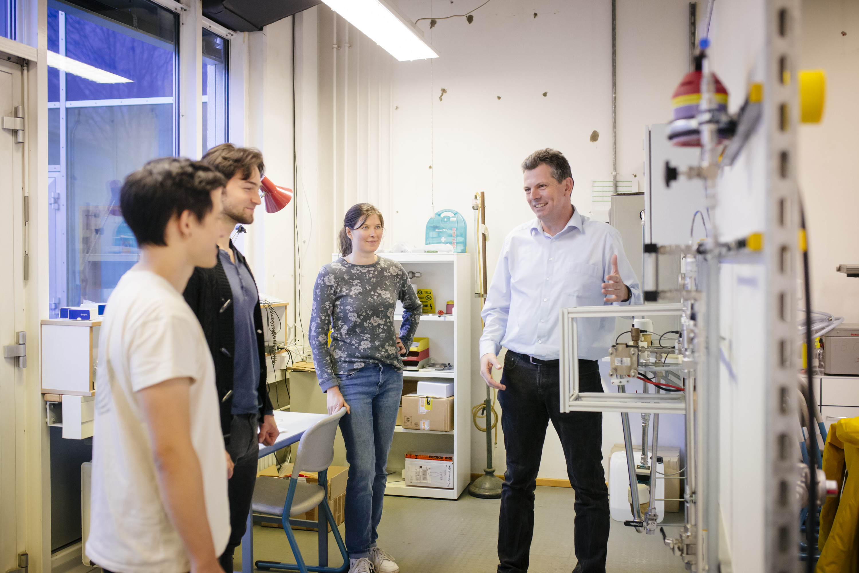 Professor mit Energie- und Gebäudetechnik-Studierenden im Labor 