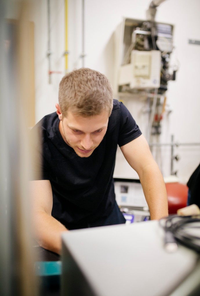 Student der Energie- und Gebäudetechnik am Versuchsstand