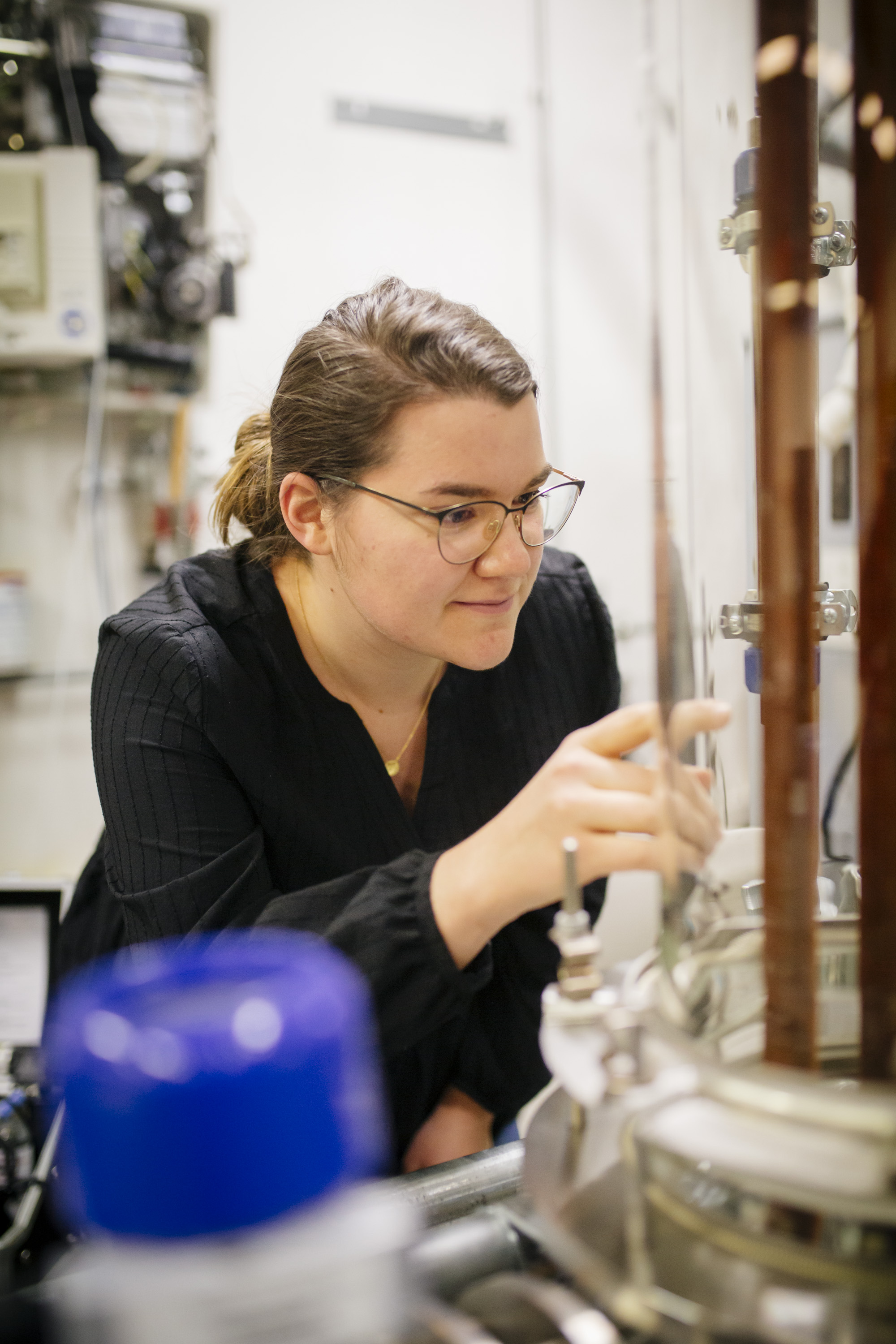 Studentin der Energie- und Gebäudetechnik am Versuchsstand
