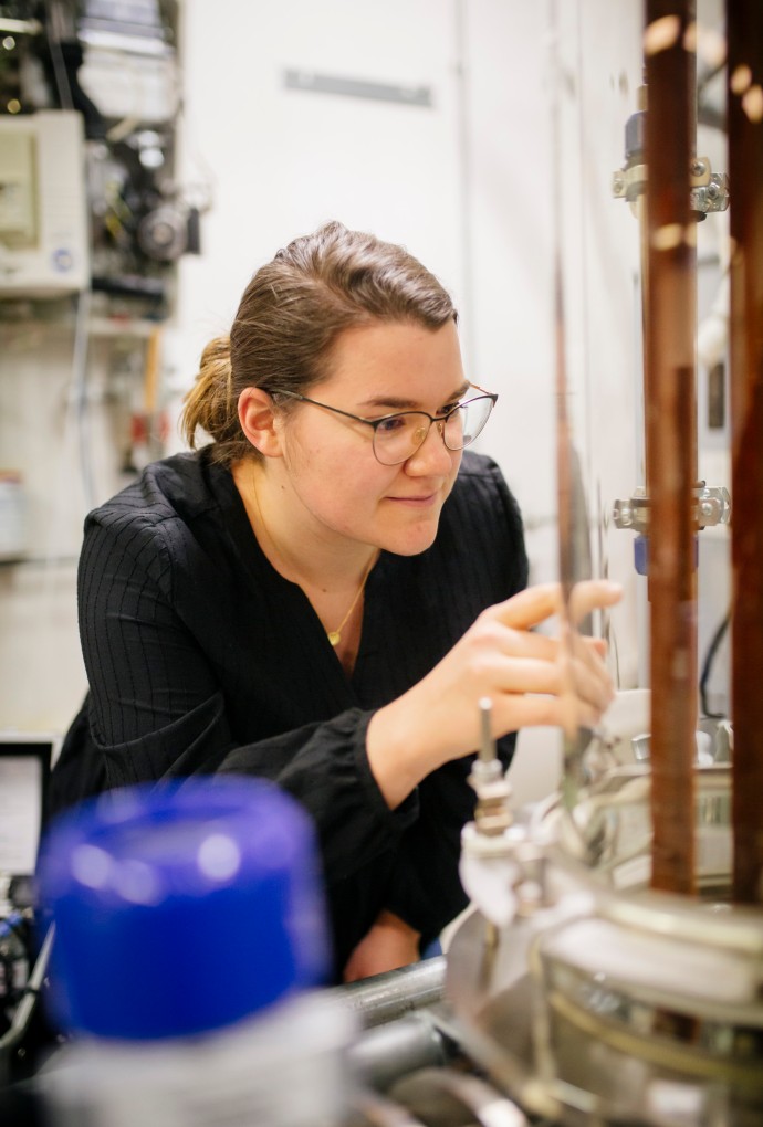 Studentin der Energie- und Gebäudetechnik am Versuchsstand