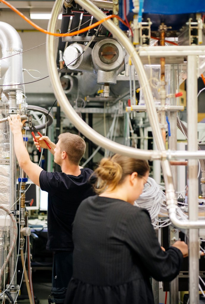 Zwei Studierende im Labor
