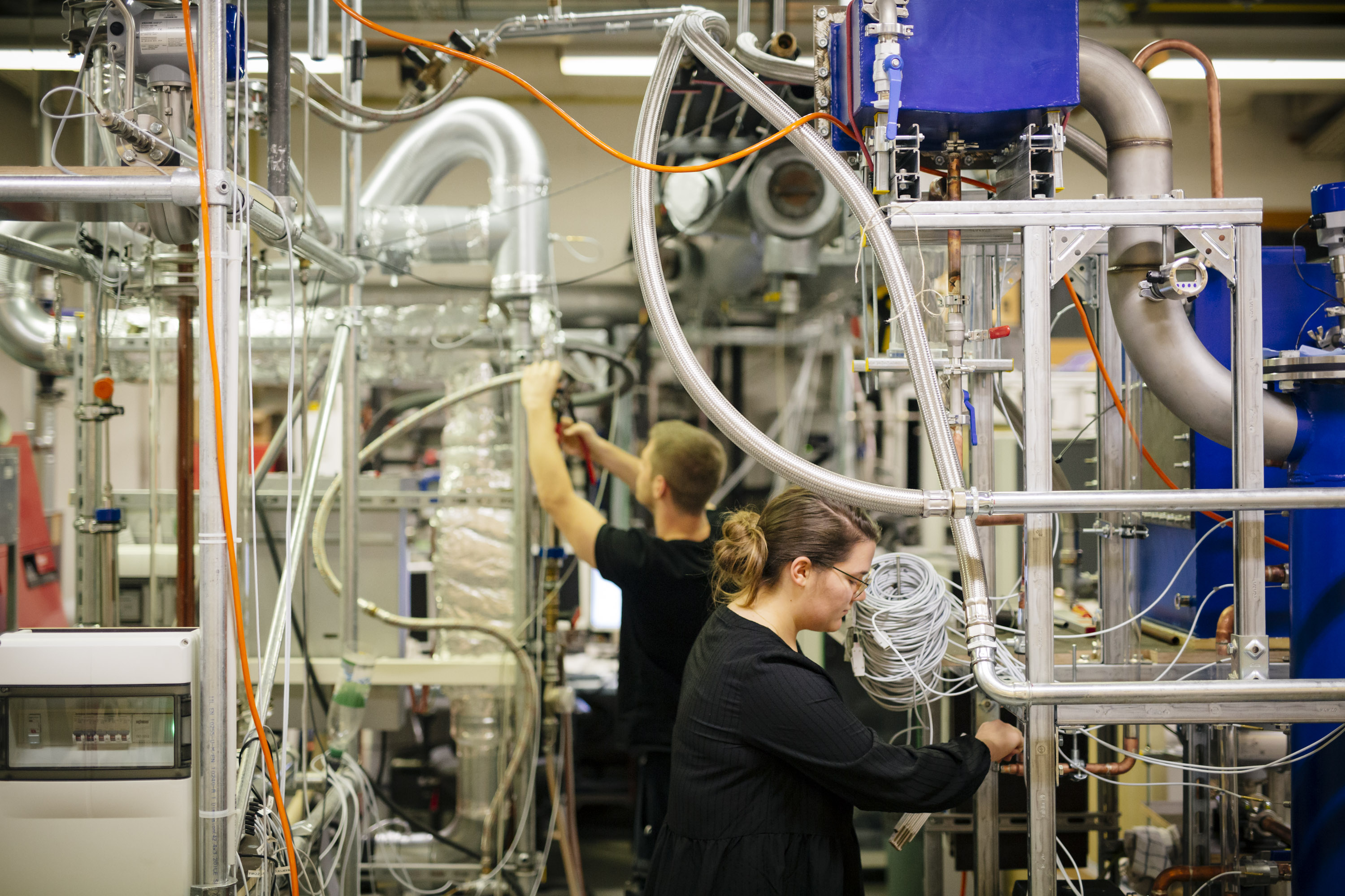 Studierende im Labor für Regenerative Energien 