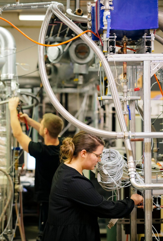 Studierende im Labor für Regenerative Energien 