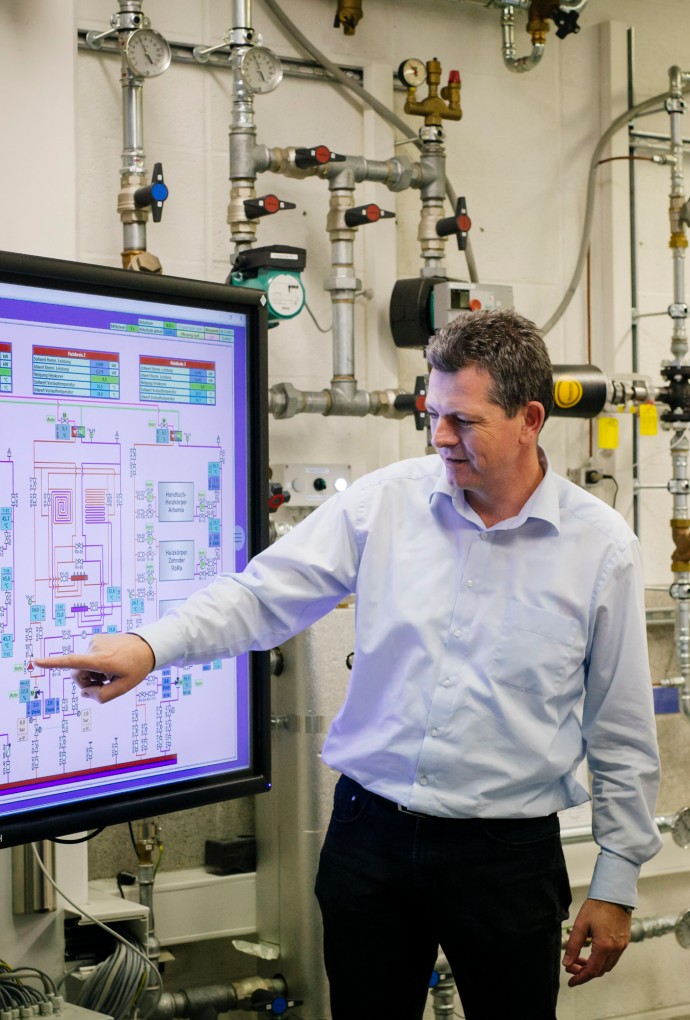 Professor und Studierende im Labor für Mess-, Steuerungs- und Regelungstechnik