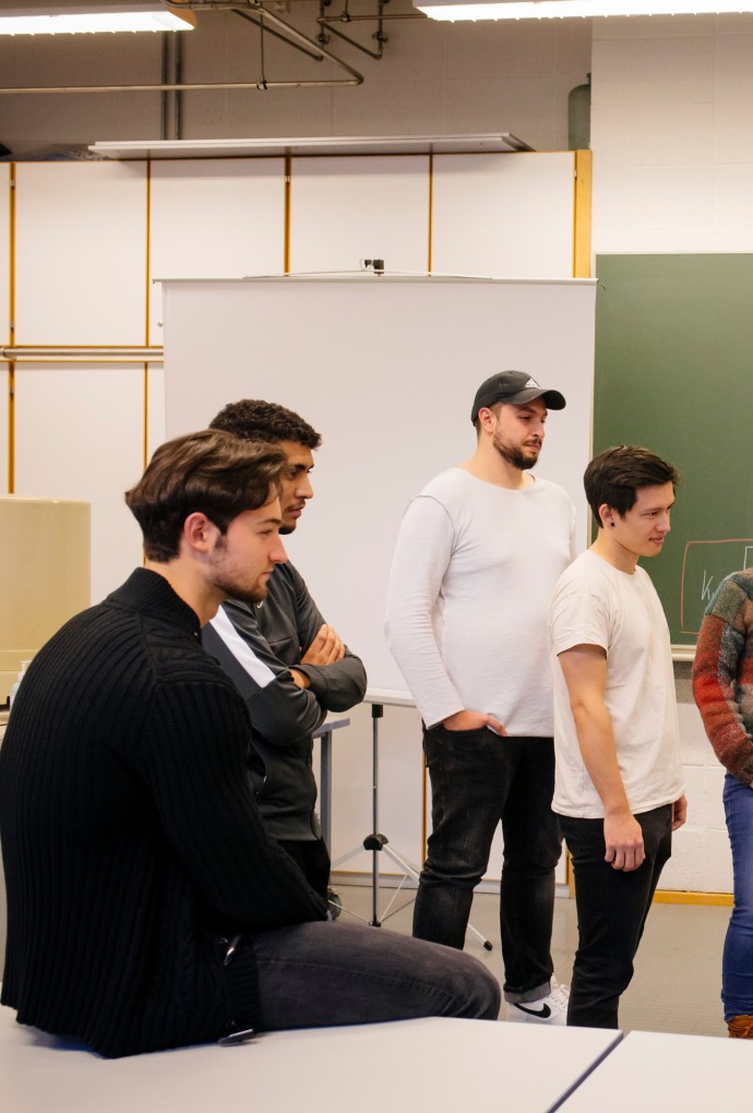 Professor und Studierende der Energie- und Gebäudetechnik 
