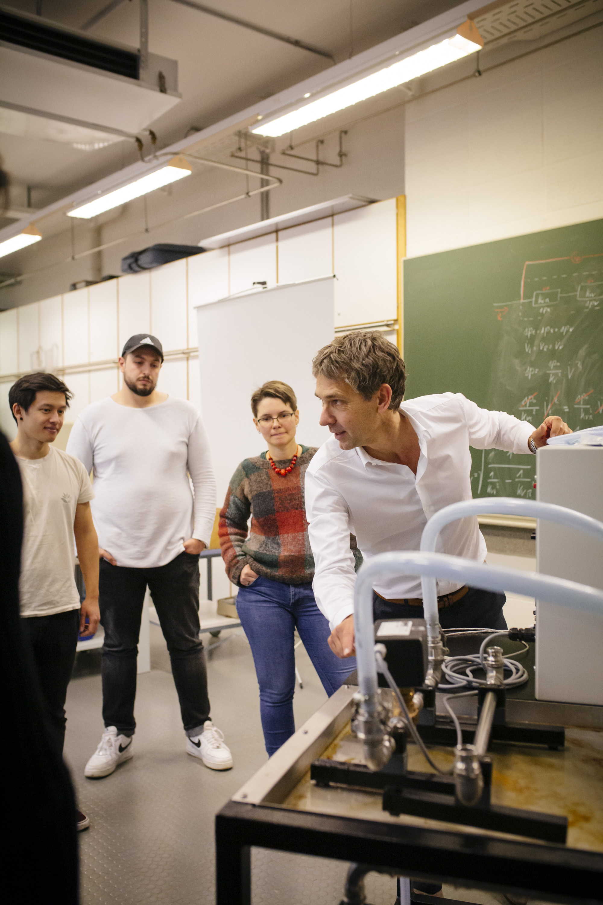 Studierende der Energie- und Gebäudetechnik mit Professor