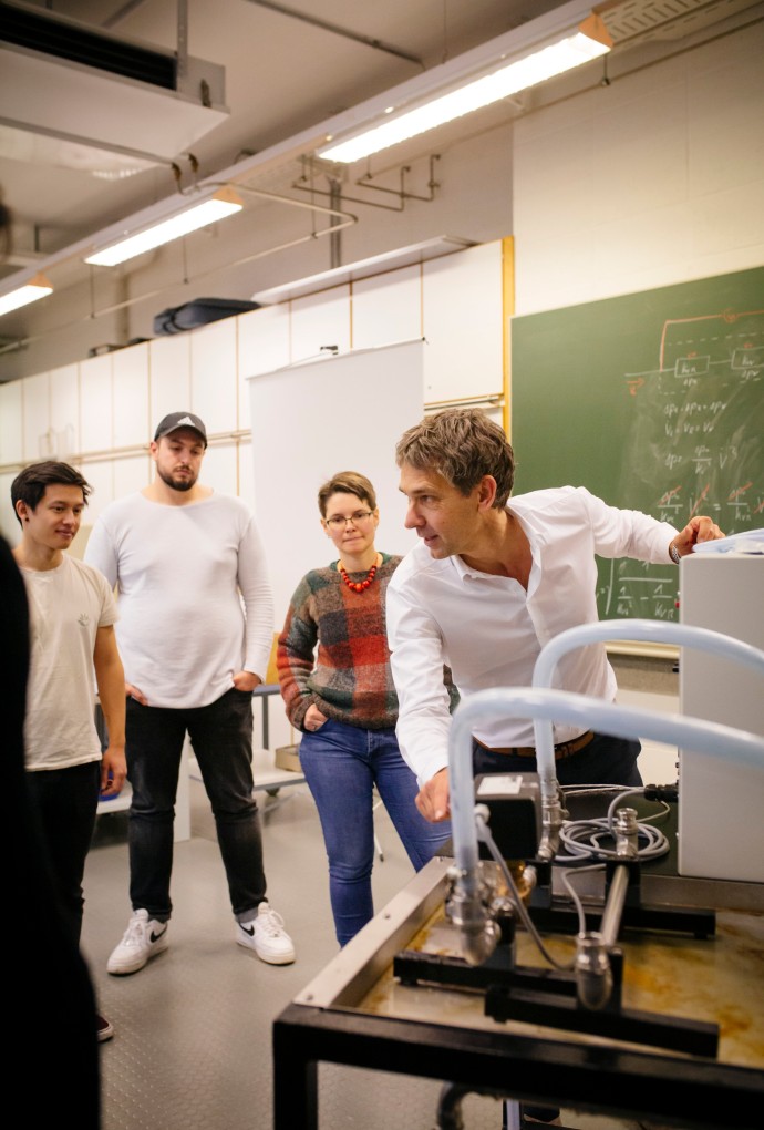 Studierende der Energie- und Gebäudetechnik mit Professor