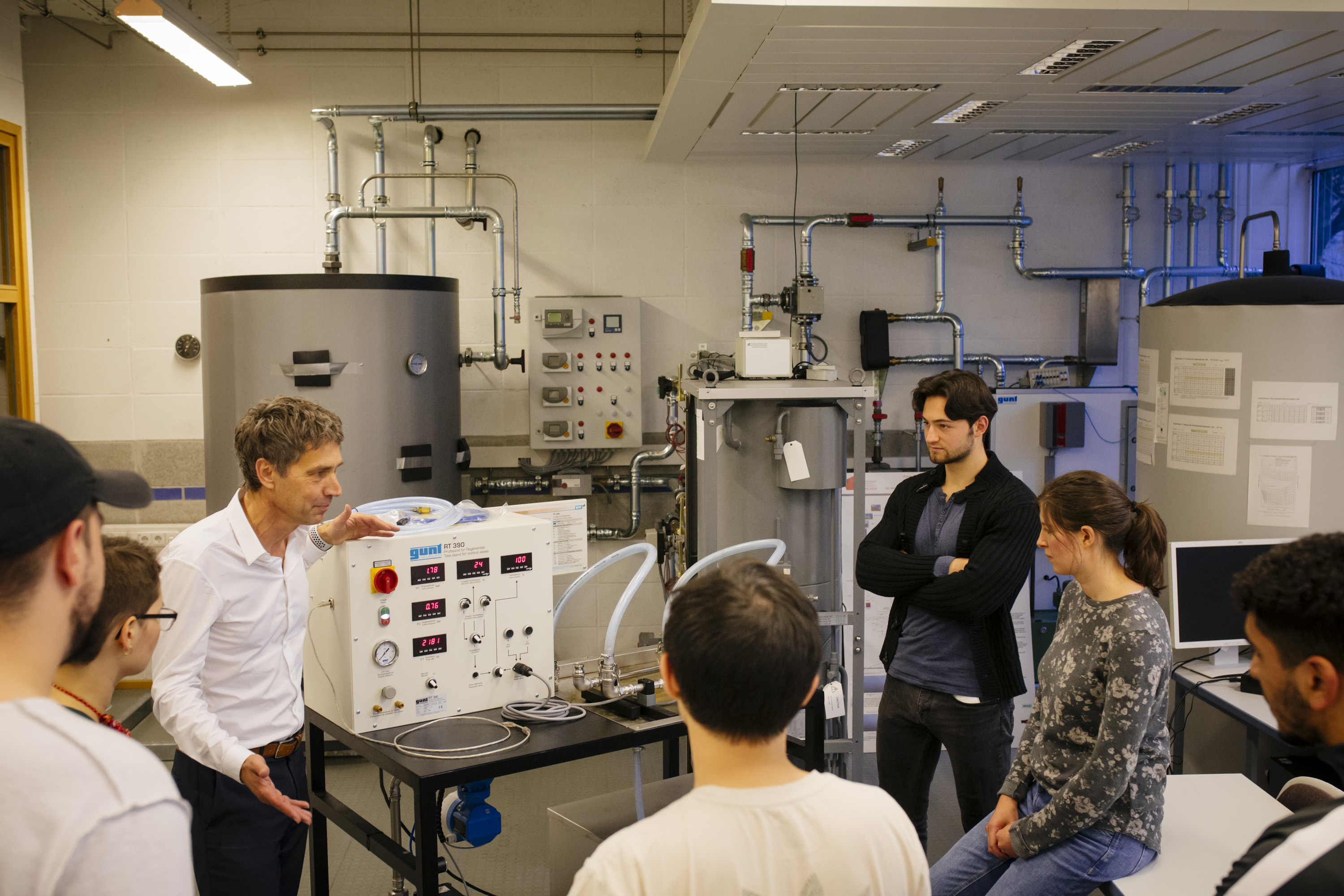Professor und Studierende im Labor für Strömungs- und Kältetechnik