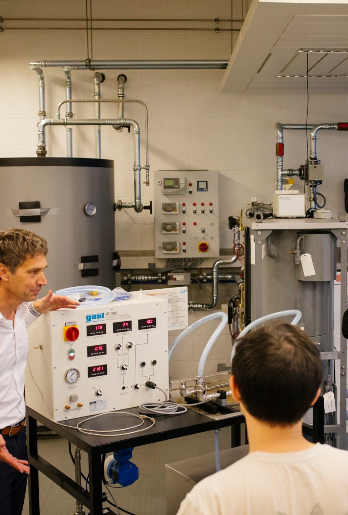 Professor und Studierende im Labor für Strömungs- und Kältetechnik