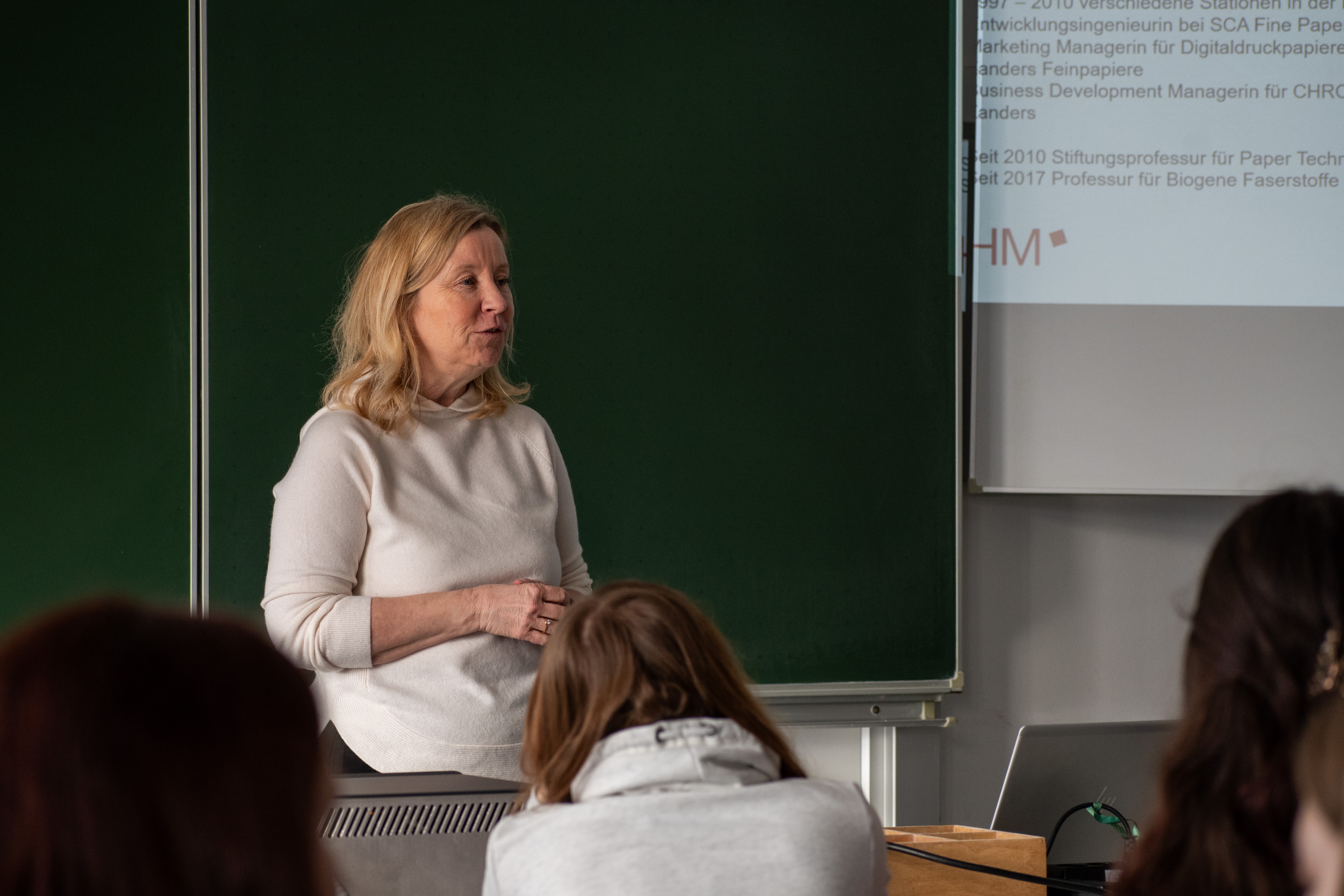 Prof. Dr. Helga Zollner-Croll bei der MINT4Girls-Vorlesung 