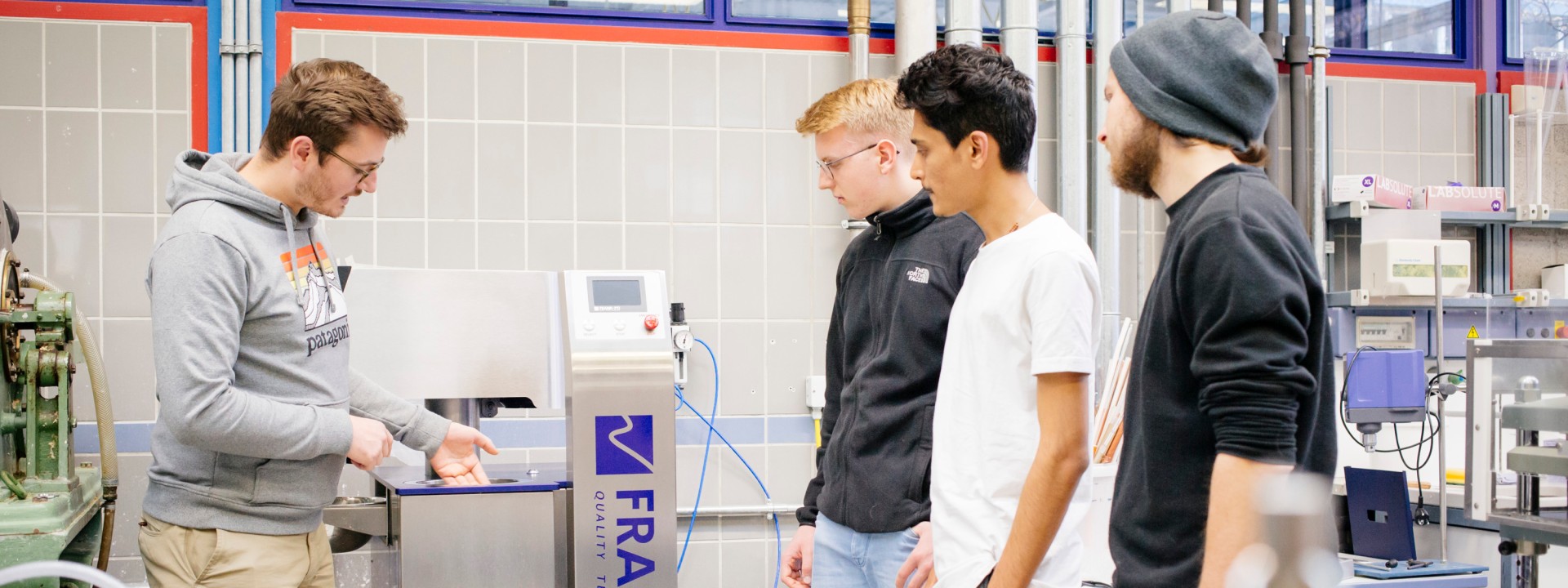 Studierende im Papiertechnik-Labor