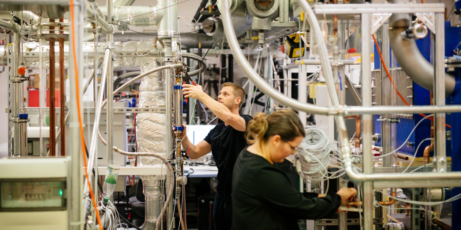 Studierende der Energie- und Gebäudetechnik am Versuchsstand