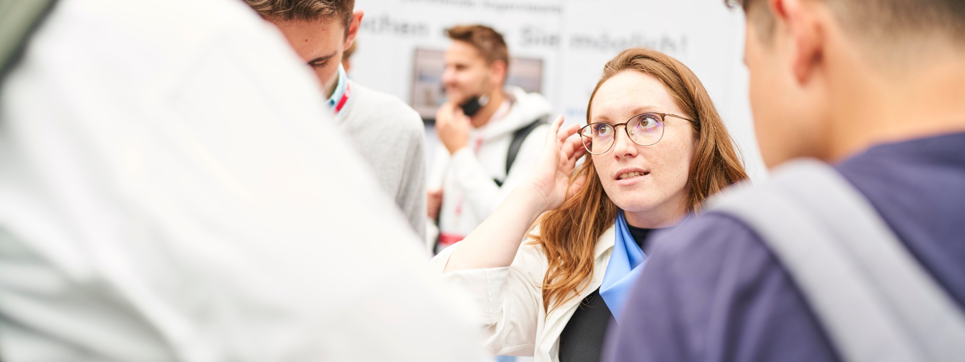 Teilnehmende der Energie vernetzt Messe im Gespräch