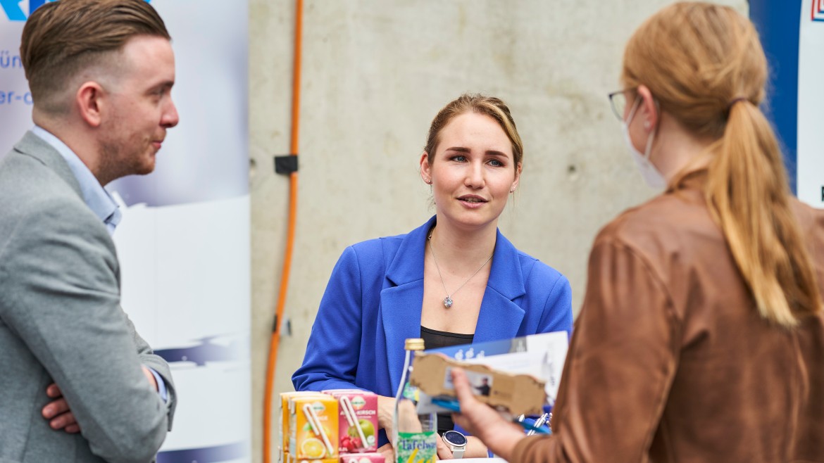 Gespräch an einem Stand der Energie vernetzt Messe