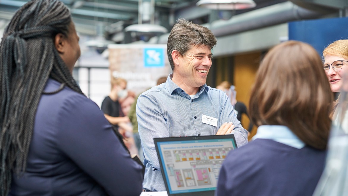 Angeregtes Gespräch mit mehreren Teilnehmern auf der Messe