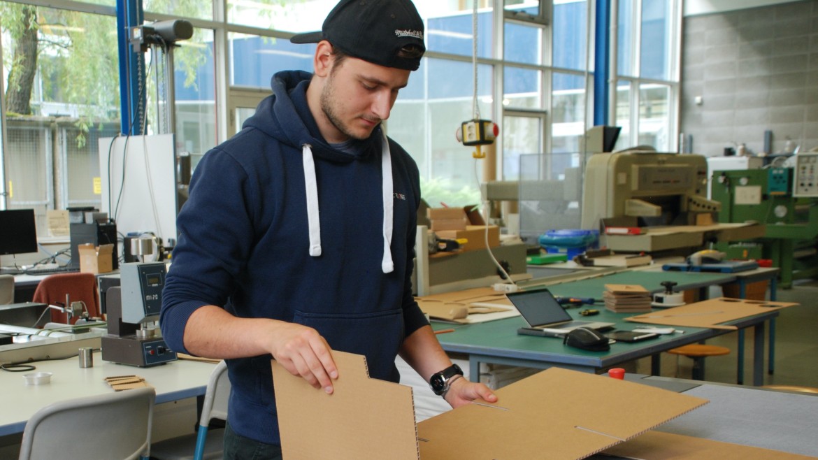 Verpackungstechnik-Student mit Wellpappe