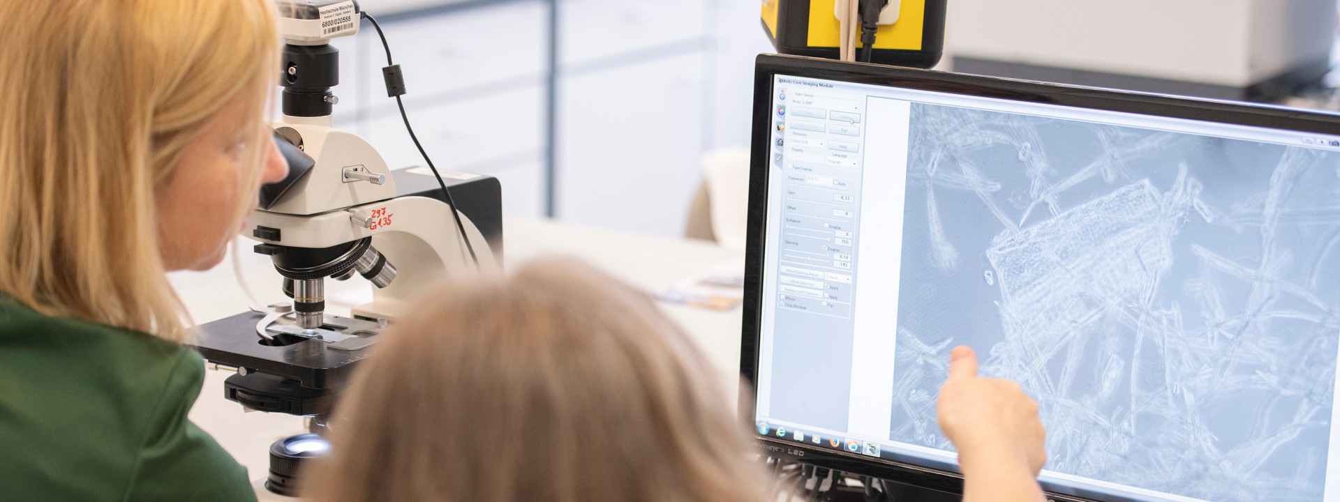 Professorin und wissenschaftliche Mitarbeiterin im Labor