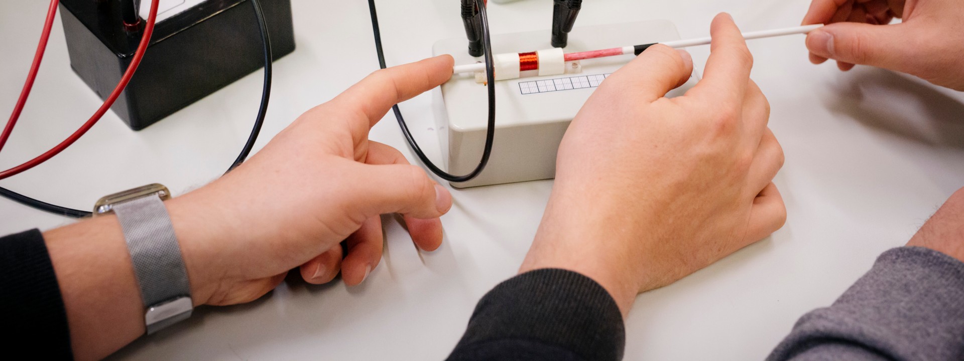 Detailbild Hände im Labor für elektrische Systeme
