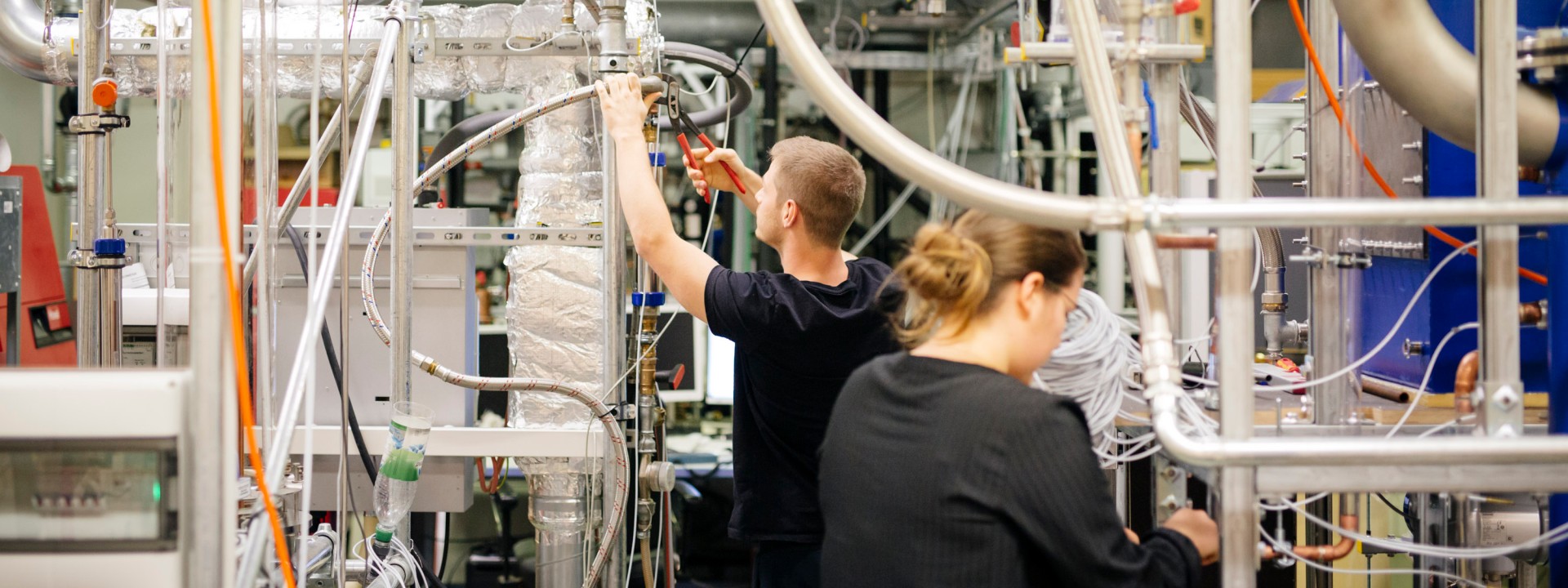 Zwei Studierende im Labor