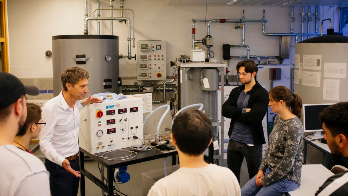 Professor und Studierende der Energie- und Gebäudetechnik im Labor