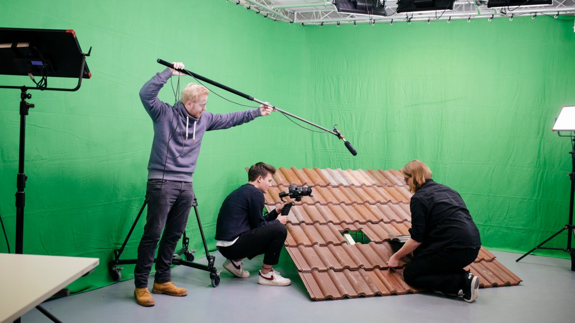 Studierende im Foto- und Videostudio