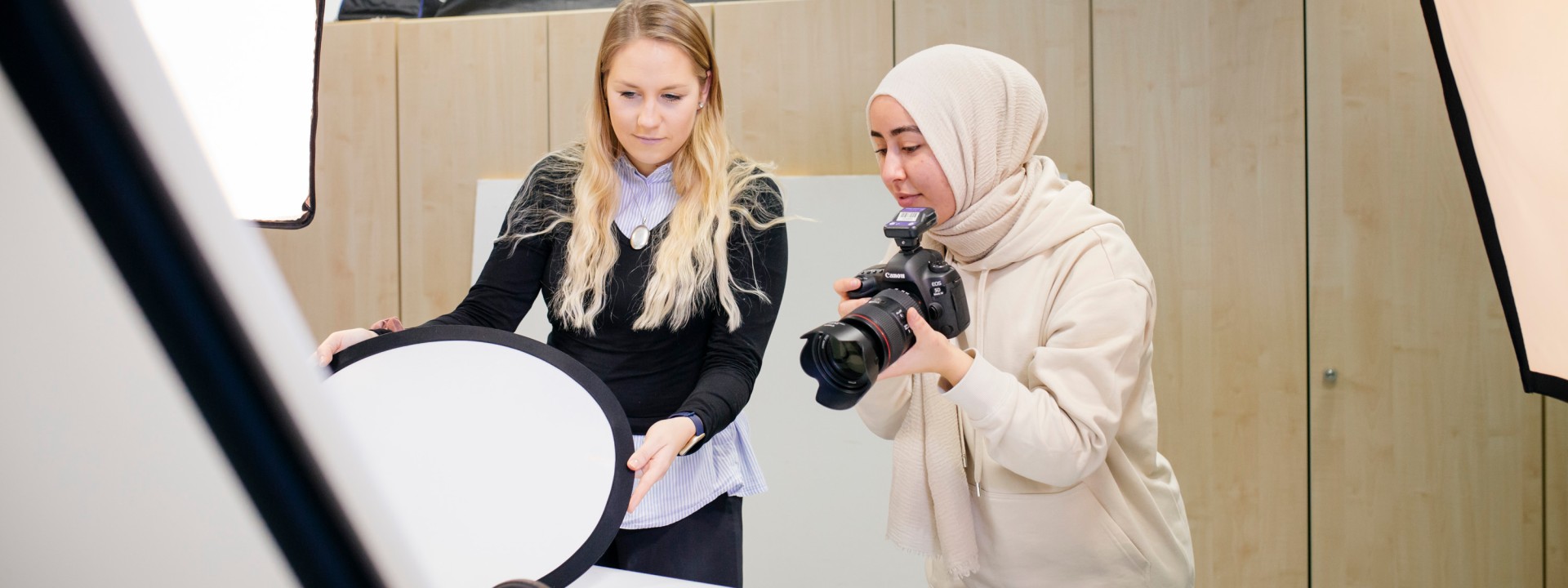 Studentinnen im Fotostudio