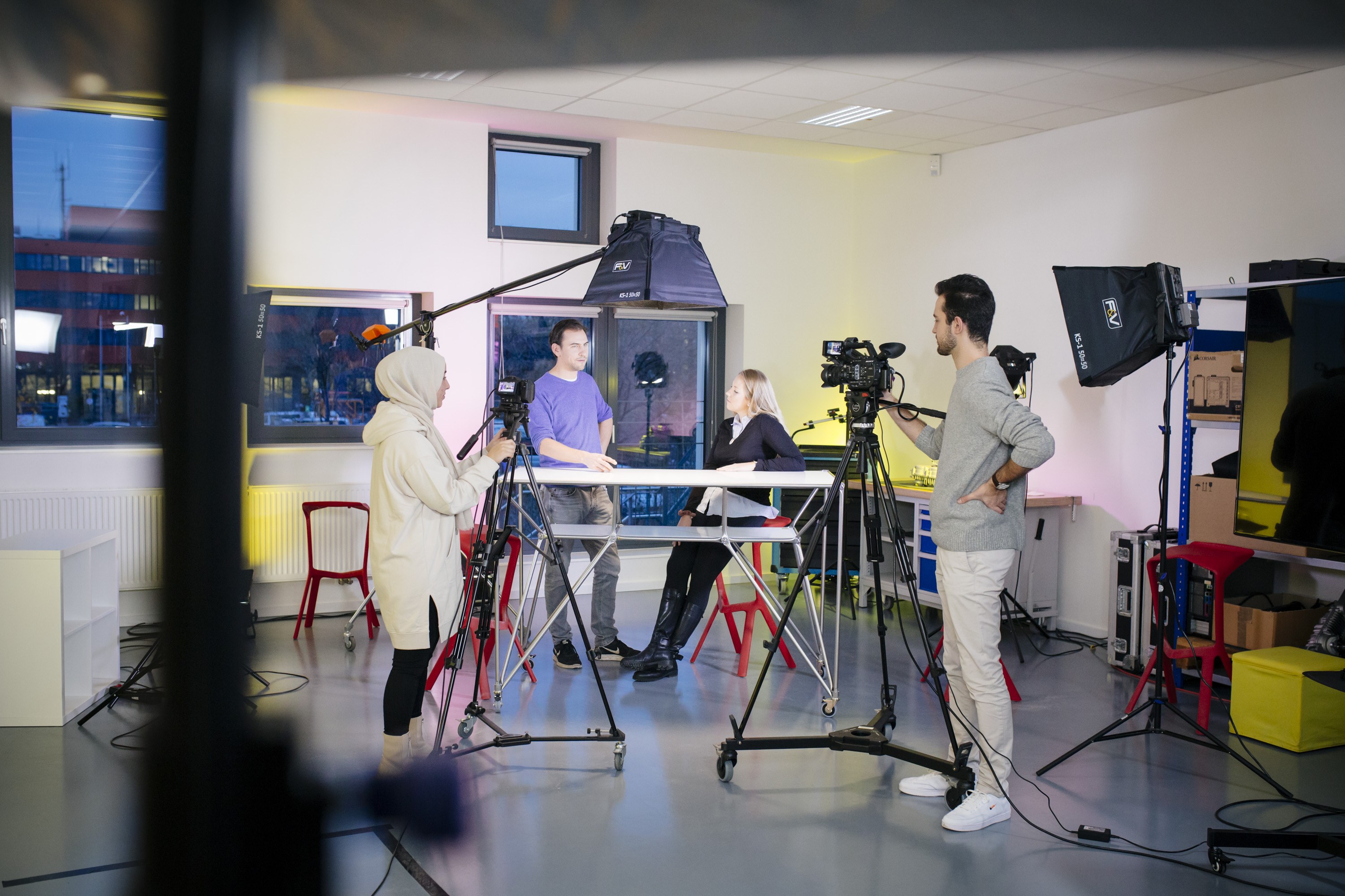 Gruppe Studierender im Foto- und Videostudio