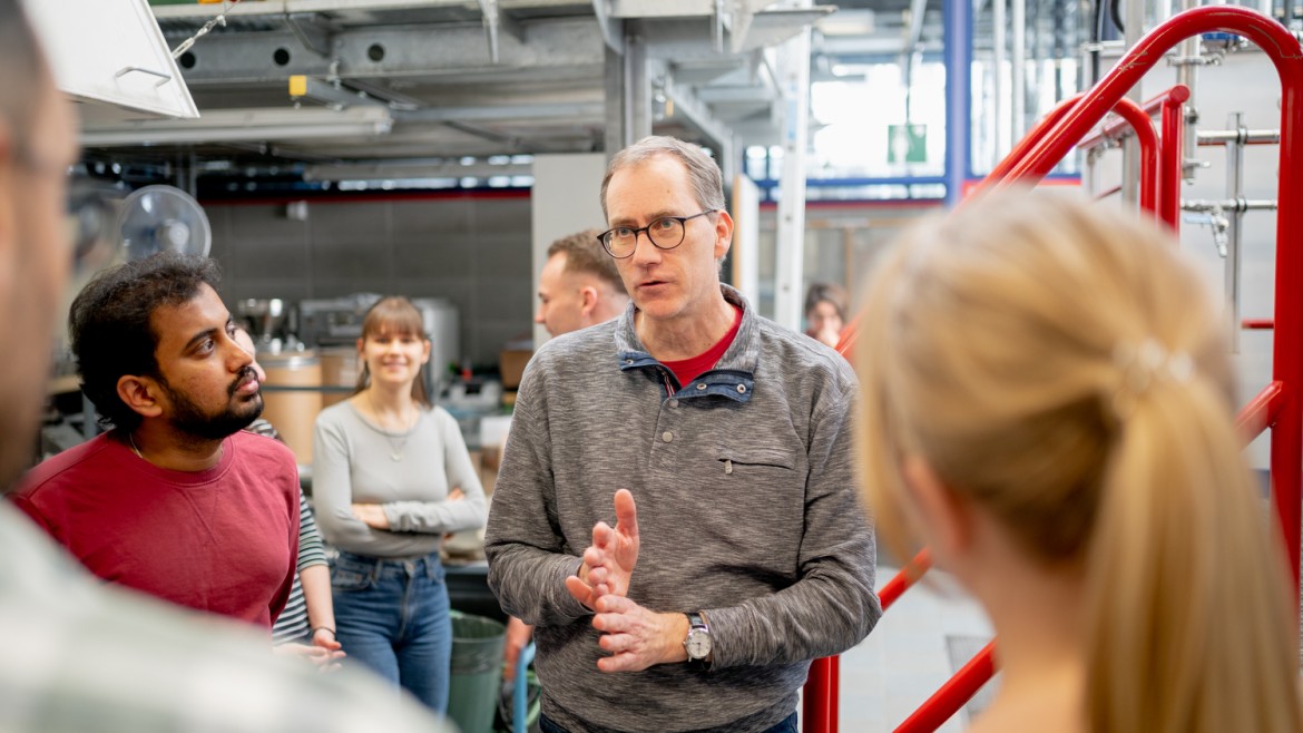 Prof. Dr. Jürgen Belle und Studierende im Labor