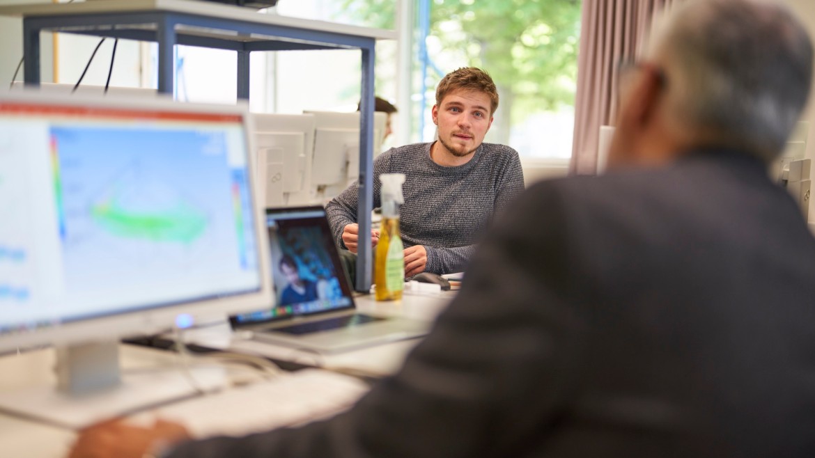 Student und Professor Gebäudetechnik im Gespräch