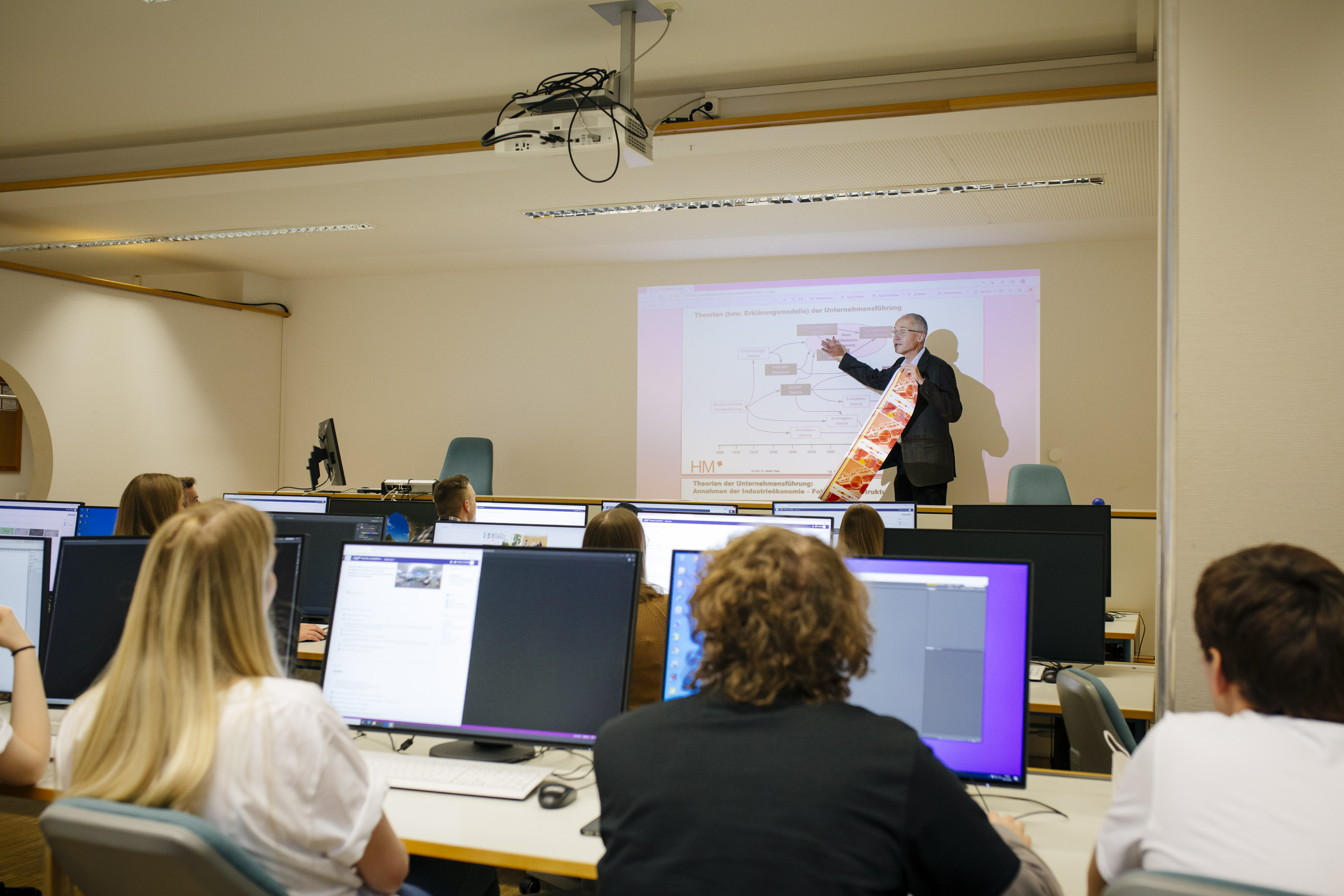 Professor und Studierende im Computerraum