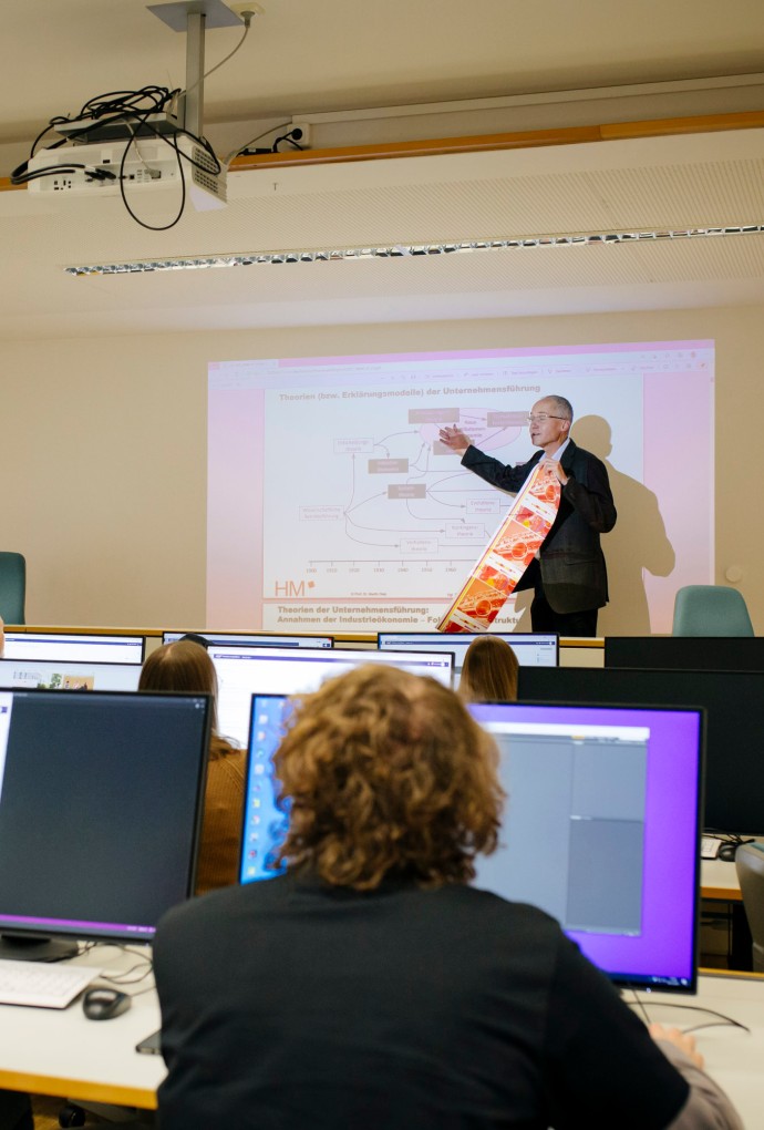Professor und Studierende im Computerraum