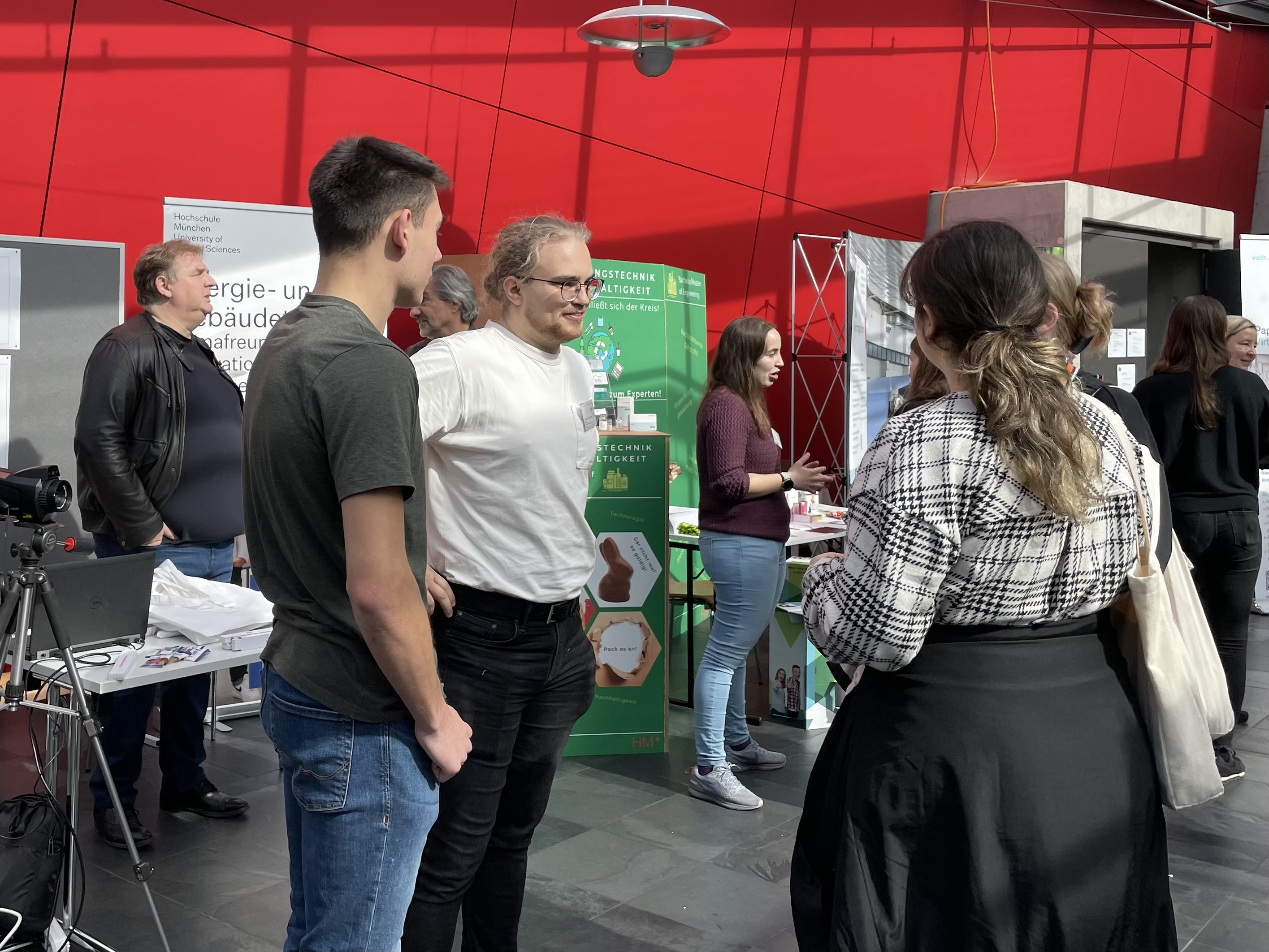 Studierende und Studieninteressierte beim Studieninformationstag 