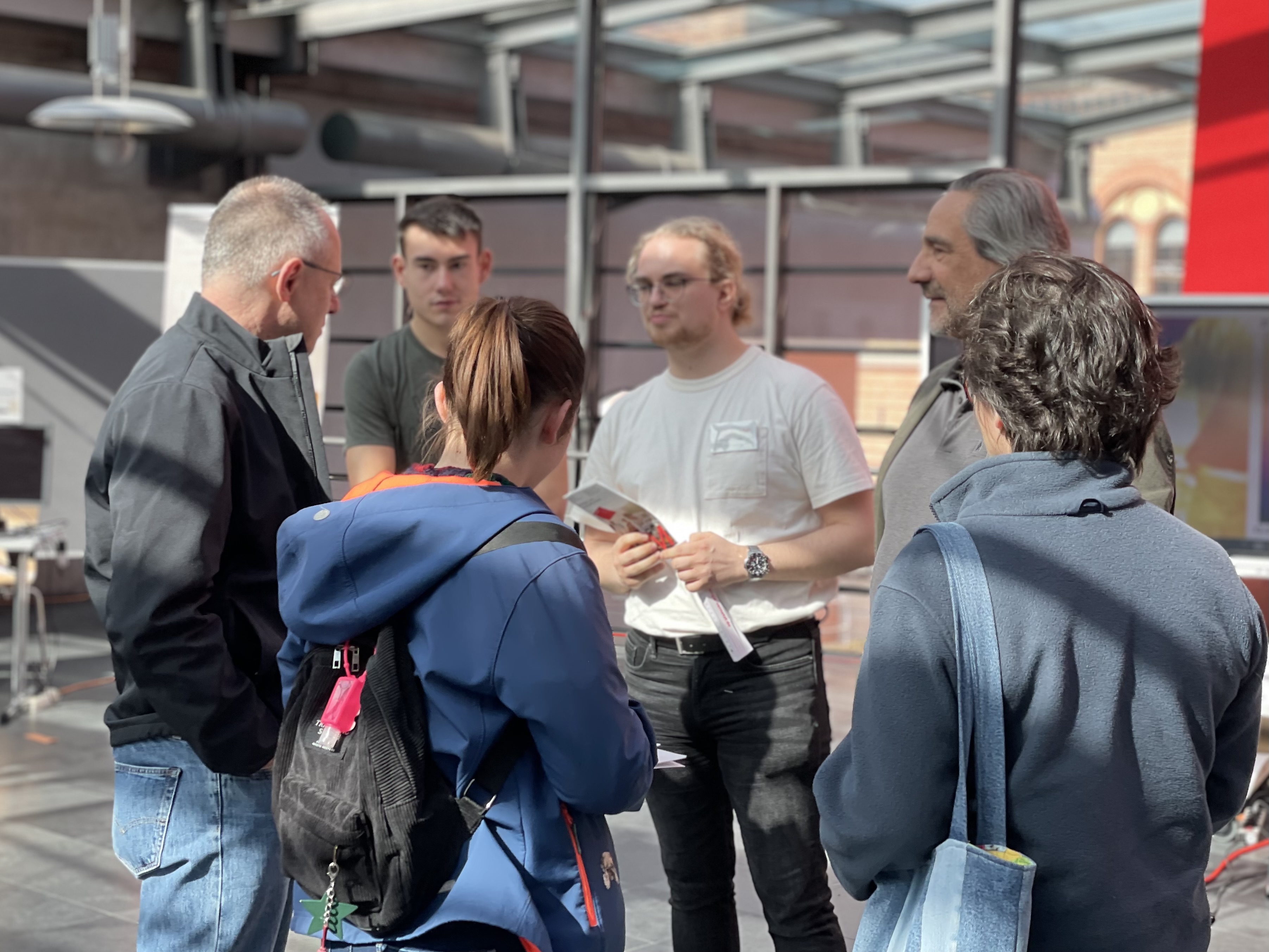 Studieninteressierte, Studierende und Professor beim Studieninformationstag