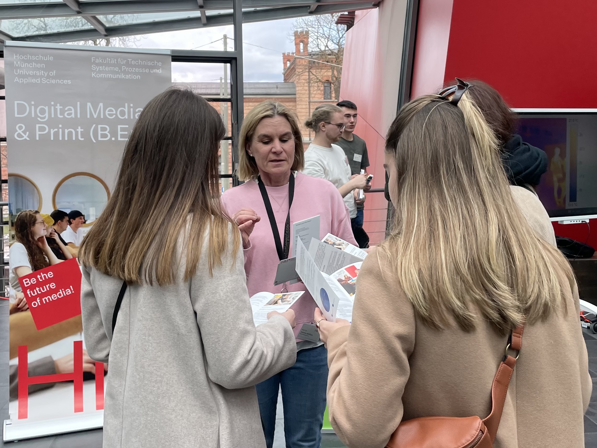 Professorin und Studieninteressierte beim Studieninformationstag 