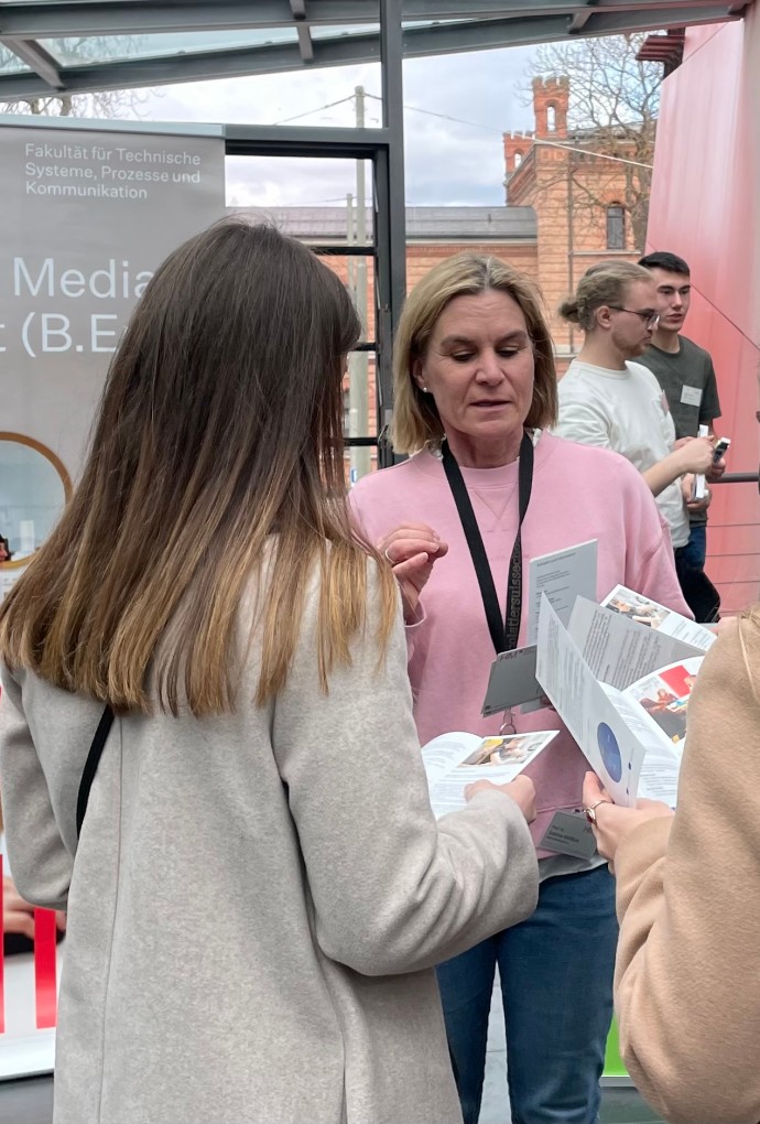 Professorin und Studieninteressierte beim Studieninformationstag 