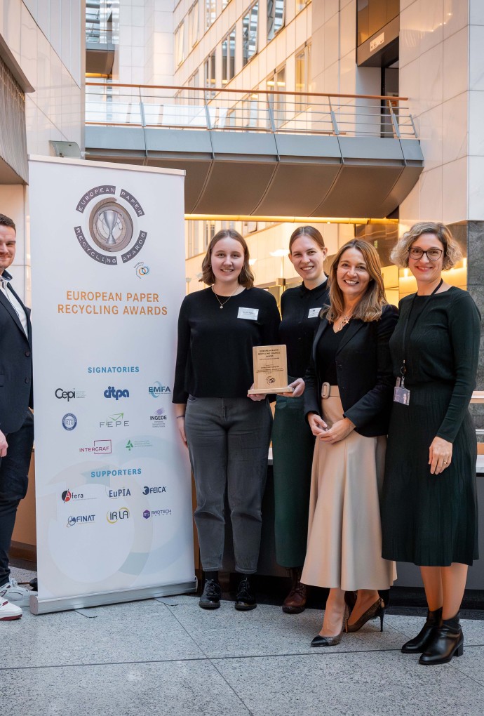Paulina Hahn (neben Roll-up) beim European Paper Recycling Awards in Brüssel am 19.2.24
