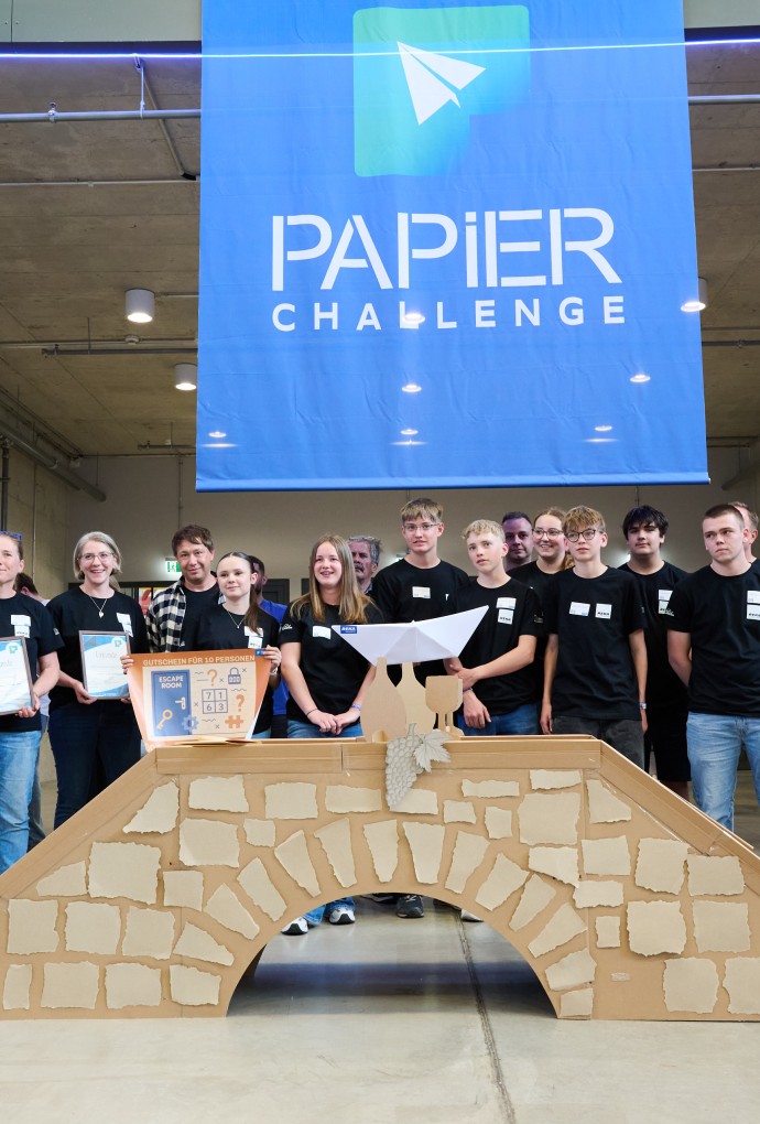 Das Gewinnerteam bei der Papier Challenge 2025