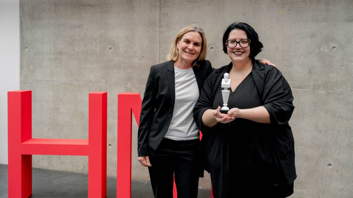 Preisträgerin Melanie Geigenberger mit Prof. Dr. Sabine Wölflick
