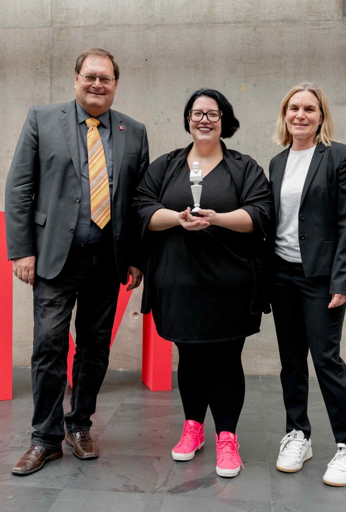 Preisträgerin Melanie Geigenberger mit Dekan Prof. Thomas Kuen und Prof. Dr. Sabine Wölflick