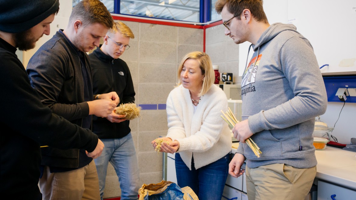 Prof. Dr. Zollner-Croll und Studierende mit Biofasern 