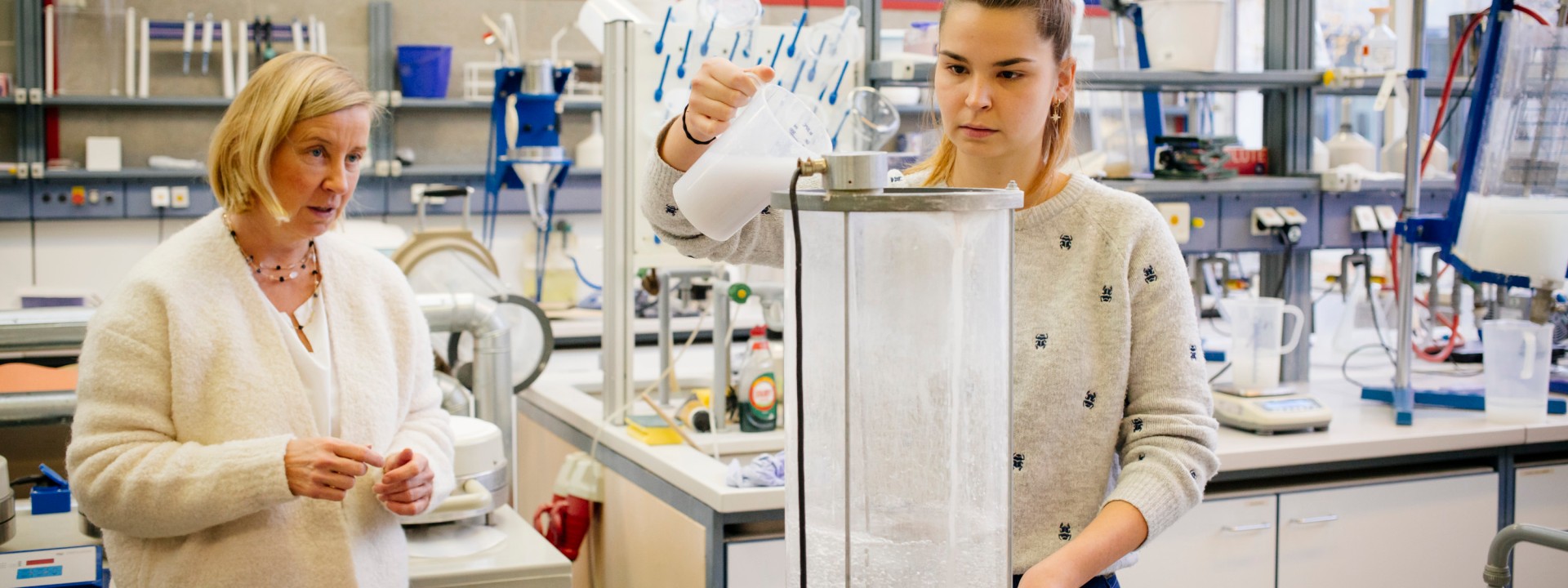 Studierende und Professorin im Labor