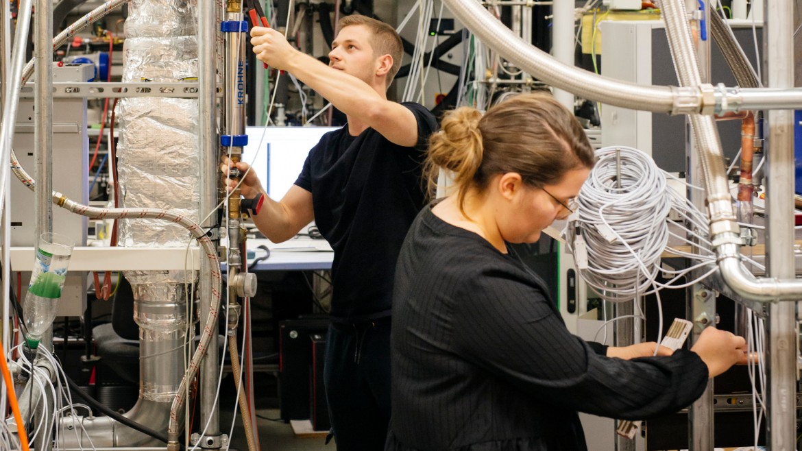 Studierende der Energie- und Gebäudetechnik am Versuchsstand