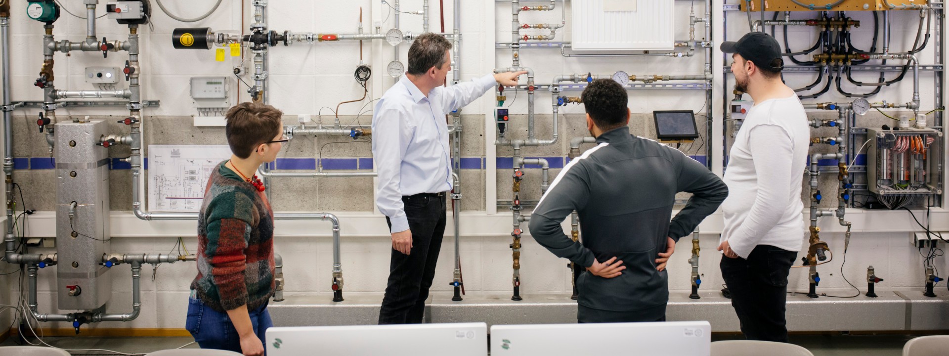 Professor und Studierende im Gebäudetechnik-Labor