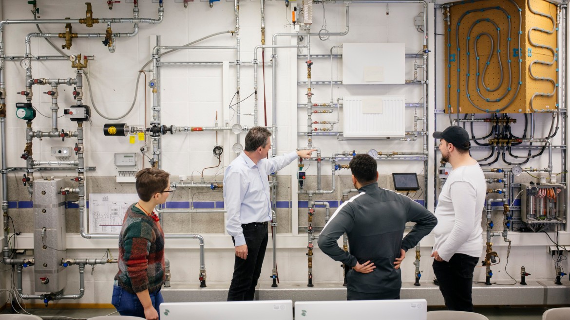 Professor und Studierende im Gebäudetechnik-Labor