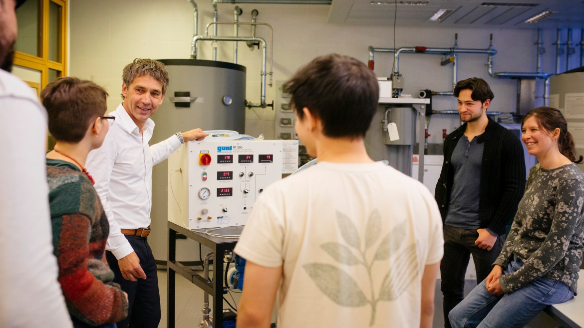 Professor der Energie- und Gebäudetechnik mit Studierenden im Labor