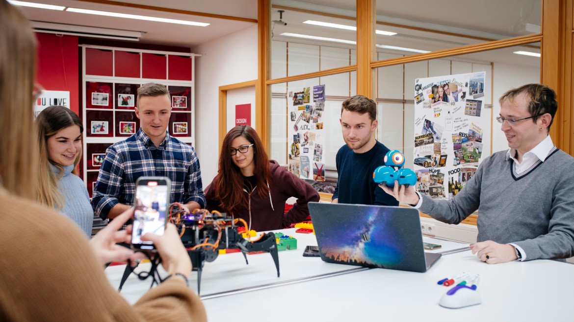 Studierende und Professor im Design Thinking Lab 