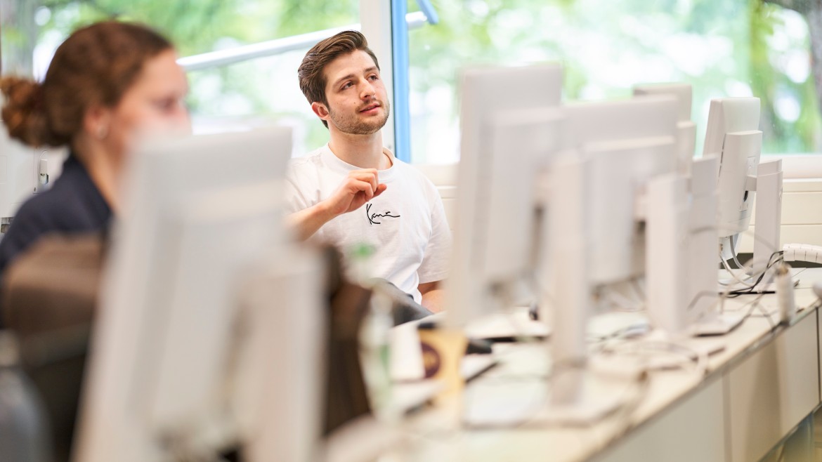 Studierende Master Gebäudetechnik im Computerraum