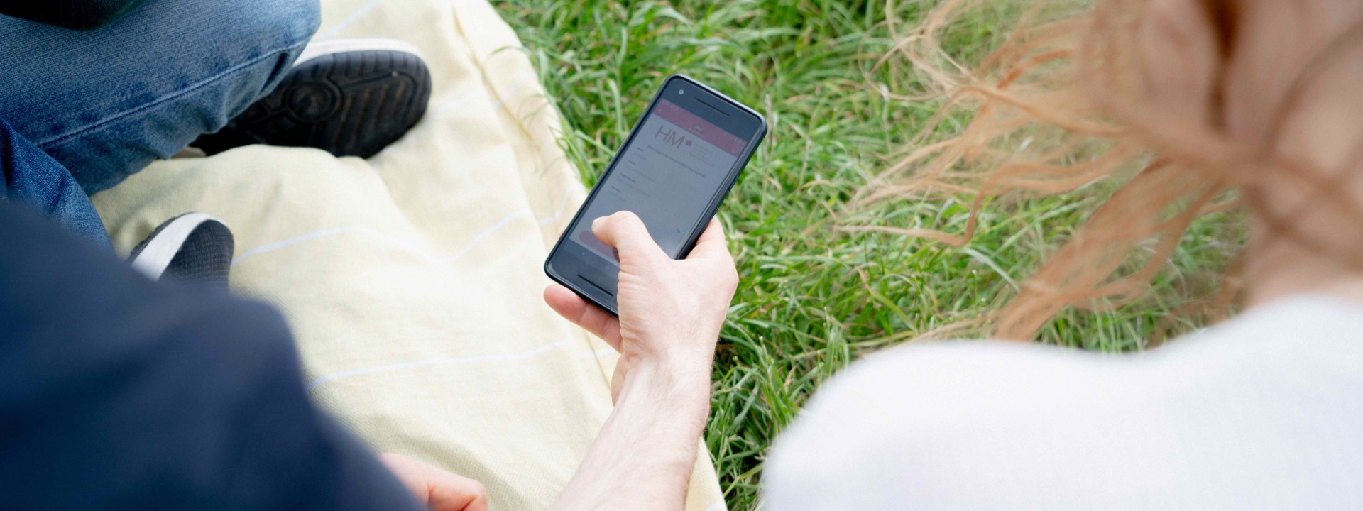 Studierende mit Smartphone