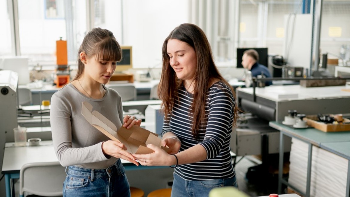 Zwei Studentinnen in der Werkhalle 