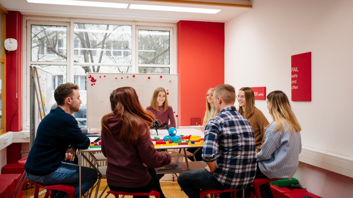 Studierende um einen Tisch im Design Thinking Labor